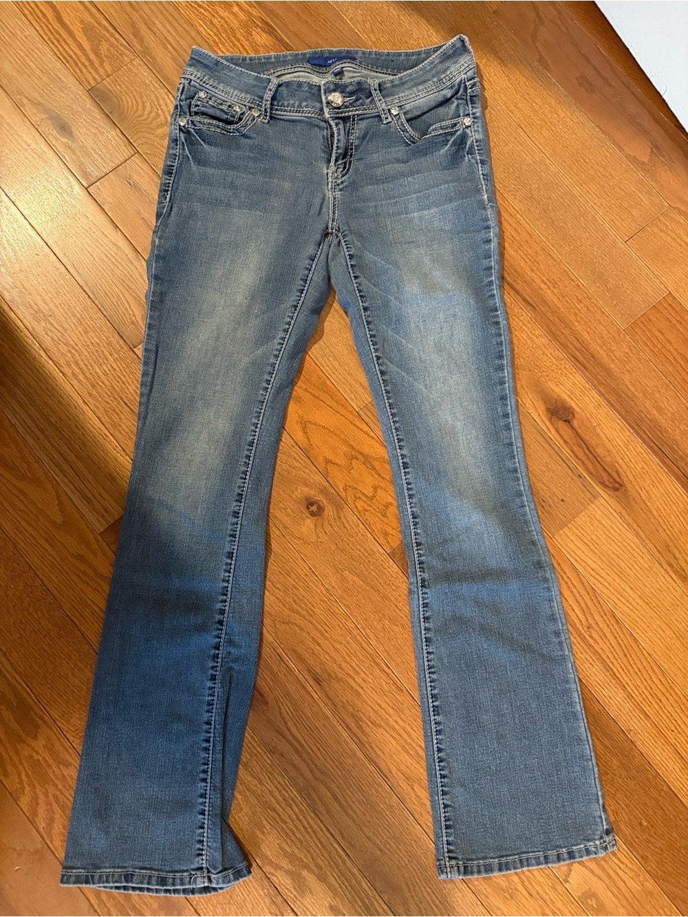 2 pairs Apt. 9 Women's Embellished Back-Pocket Blue Denim Jeans - Picture 6 of 8